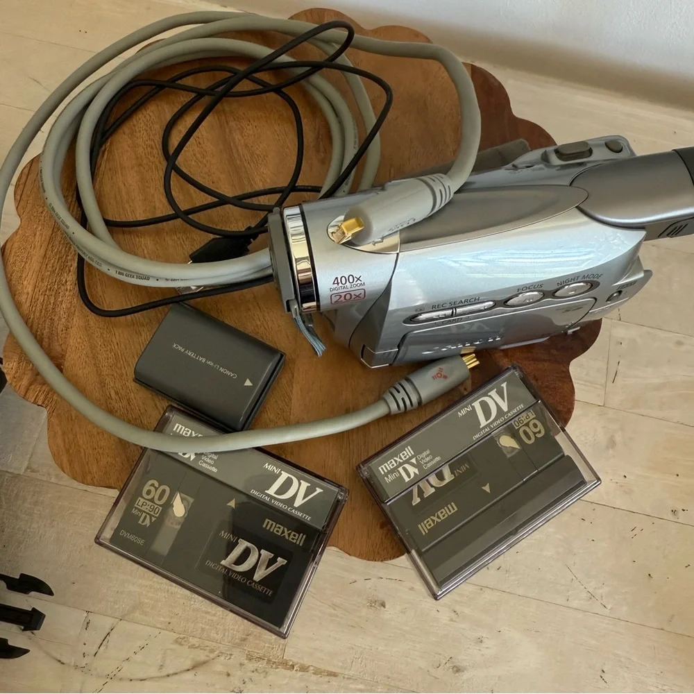 Canon ZR200 Silver Digital Camcorder including all picture AND case!